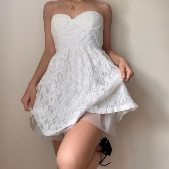 Off-White Strapless Lace Dress 👒🤍 - Picture 2 of 4